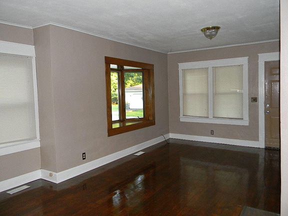 3rd image of 810 W Chambers Dr