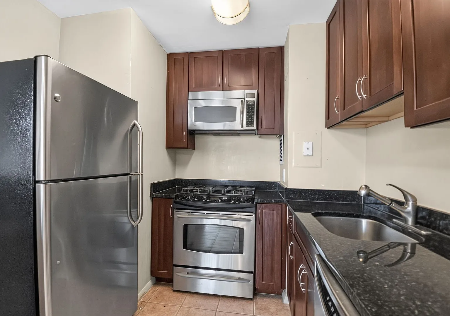 Light-filled 1Bd/1Bth in West End Condos in Alexandria! — Photo 4