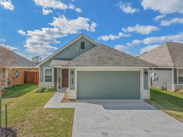 1115 Highgarden Dr, Navasota, TX 77868