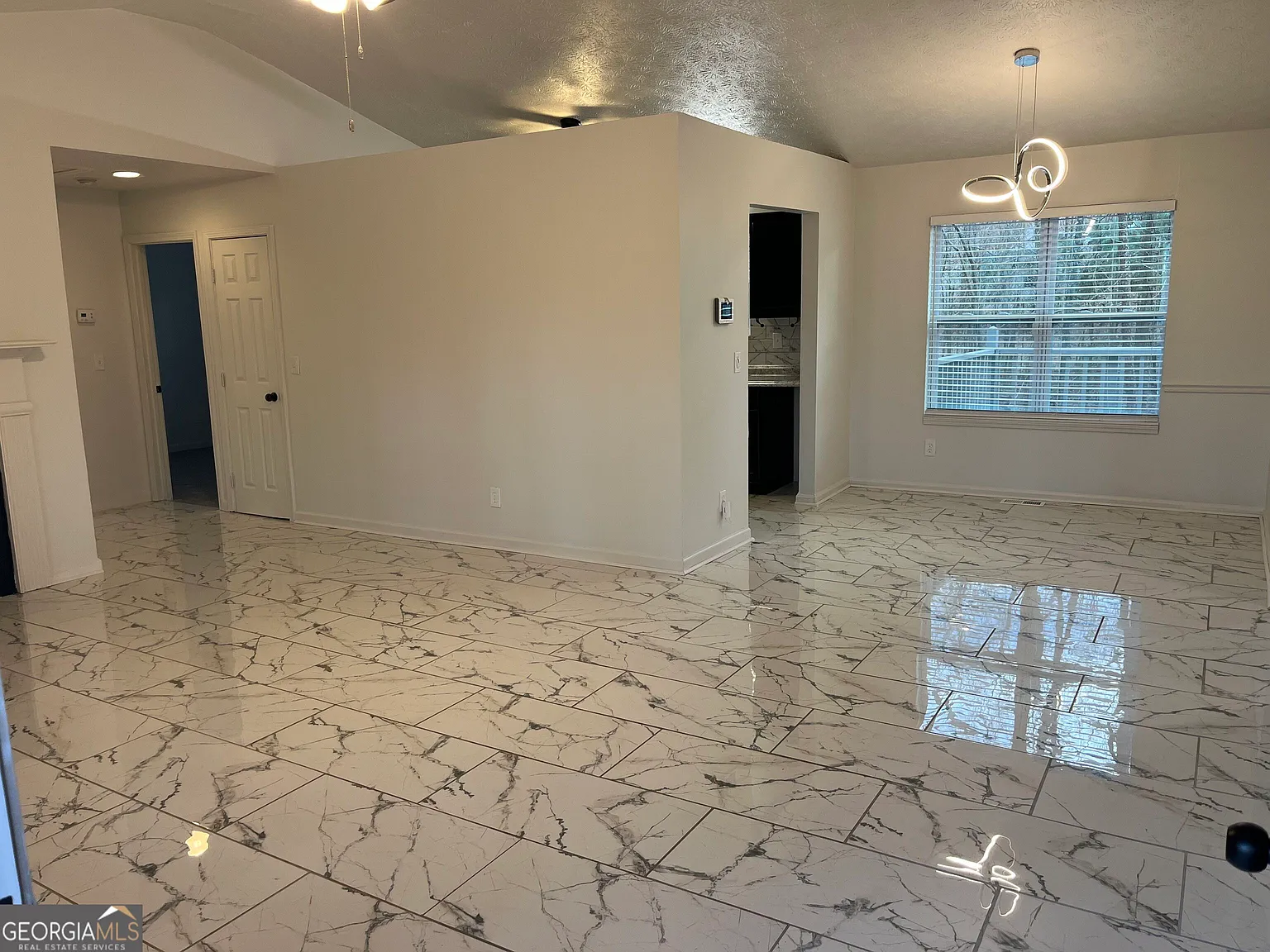 3 bed, 2.0 bath, 1200 sqft, $1,700 — Photo 2