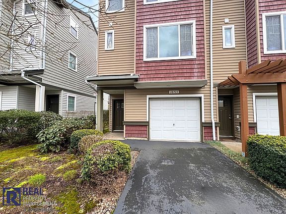 3rd image of 10733 NE Gateway Pl