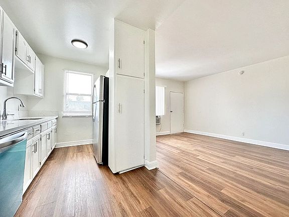 5th image of 14639 Calvert St APT 10