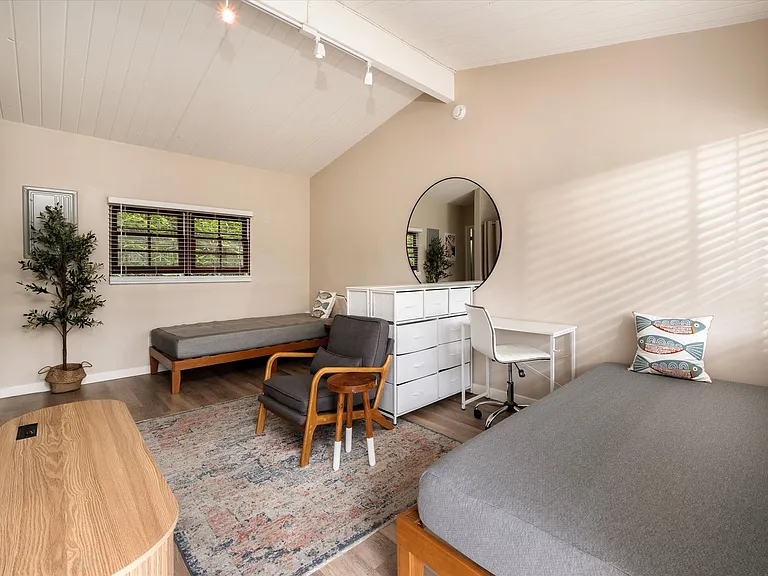 221 Bath St — Photo 3