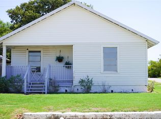 101 Lindsey St, Bowie, TX 76230