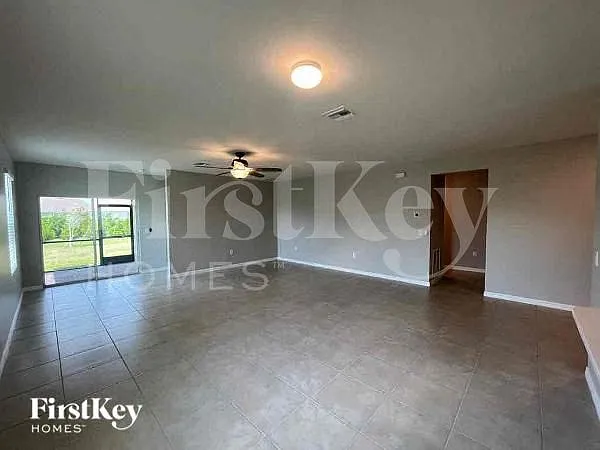 3 bed, 2.0 bath, 1756 sqft, $1,990 — Photo 4