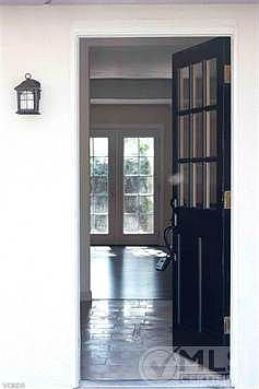 Welcome! View to the backyard from the entry.