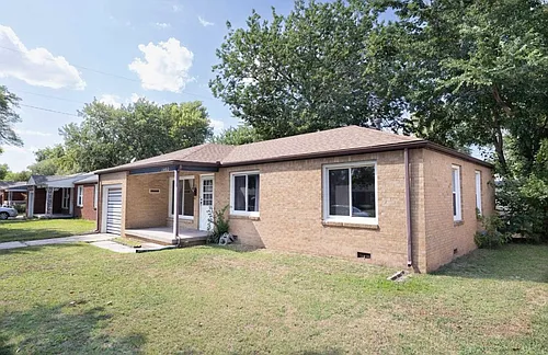 1402 E Donnell Ave Photo 1