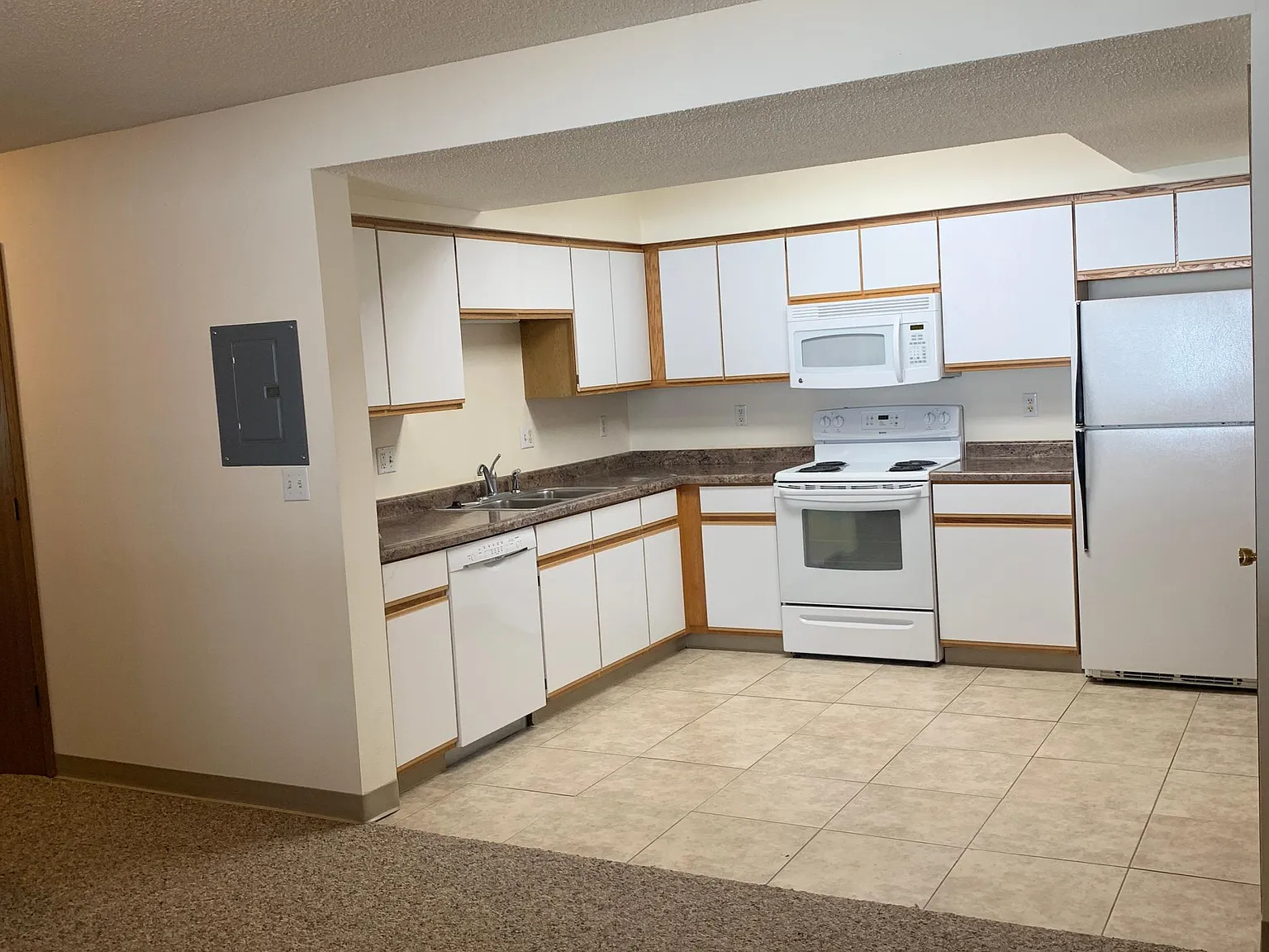 923 Boston Way — Photo 2