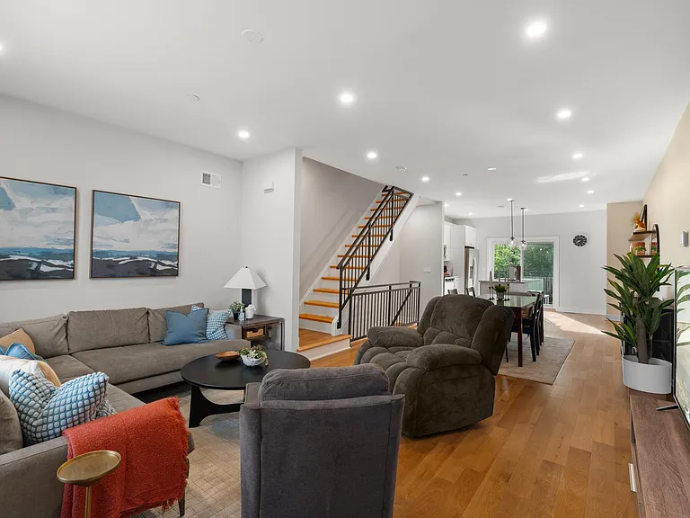 3590 Calumet St — Photo 11