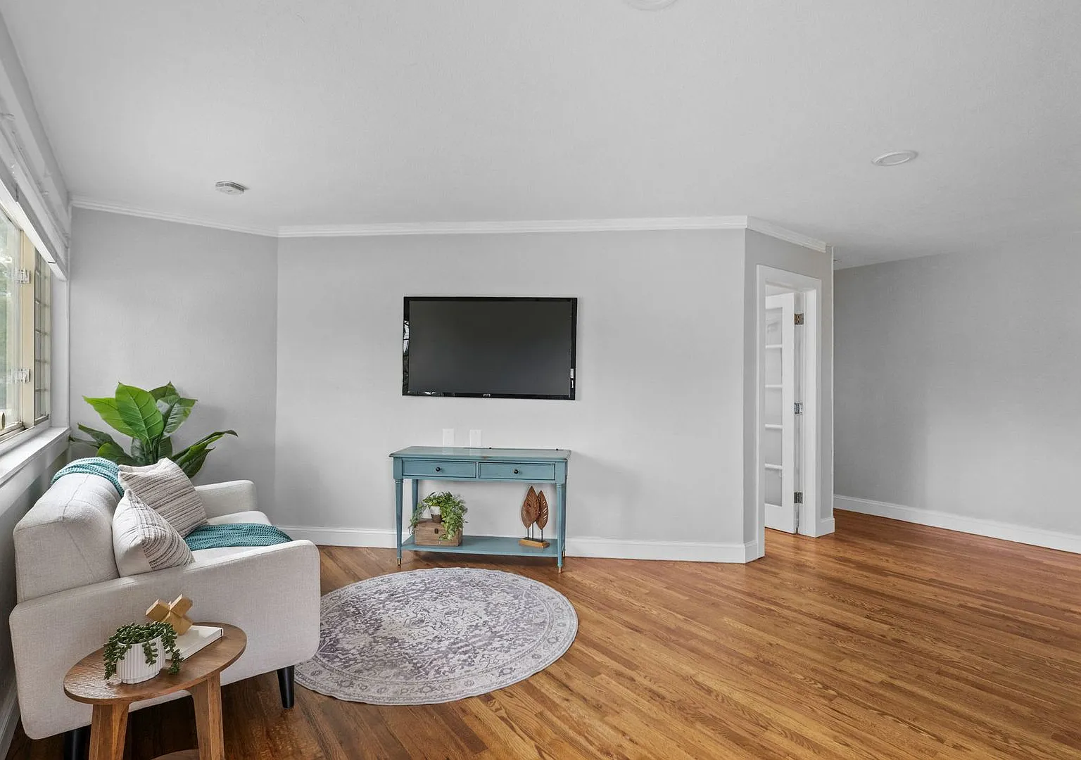 Spacious 5-Bedroom Home With Mountain Views In Golden- Utilities Included — Photo 3