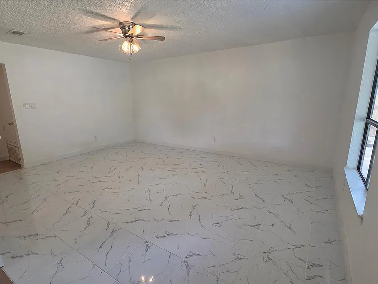 5129 Chateaux Dr — Photo 3