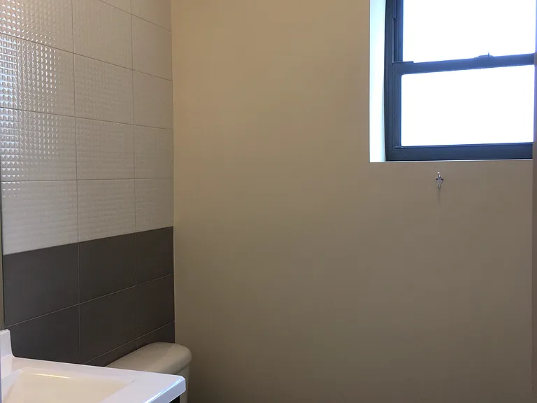 2159 W Belle Plaine Ave — Photo 5