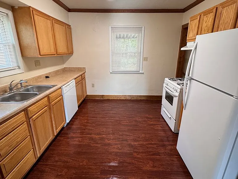 833 Lawrence Ave — Photo 11