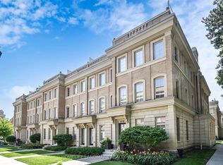 30 Hargrave Ln #10, Toronto, ON M4N 0A4