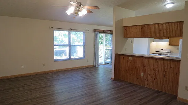 3 bed, 1.0 bath, 1032 sqft, $1,575 — Photo 3