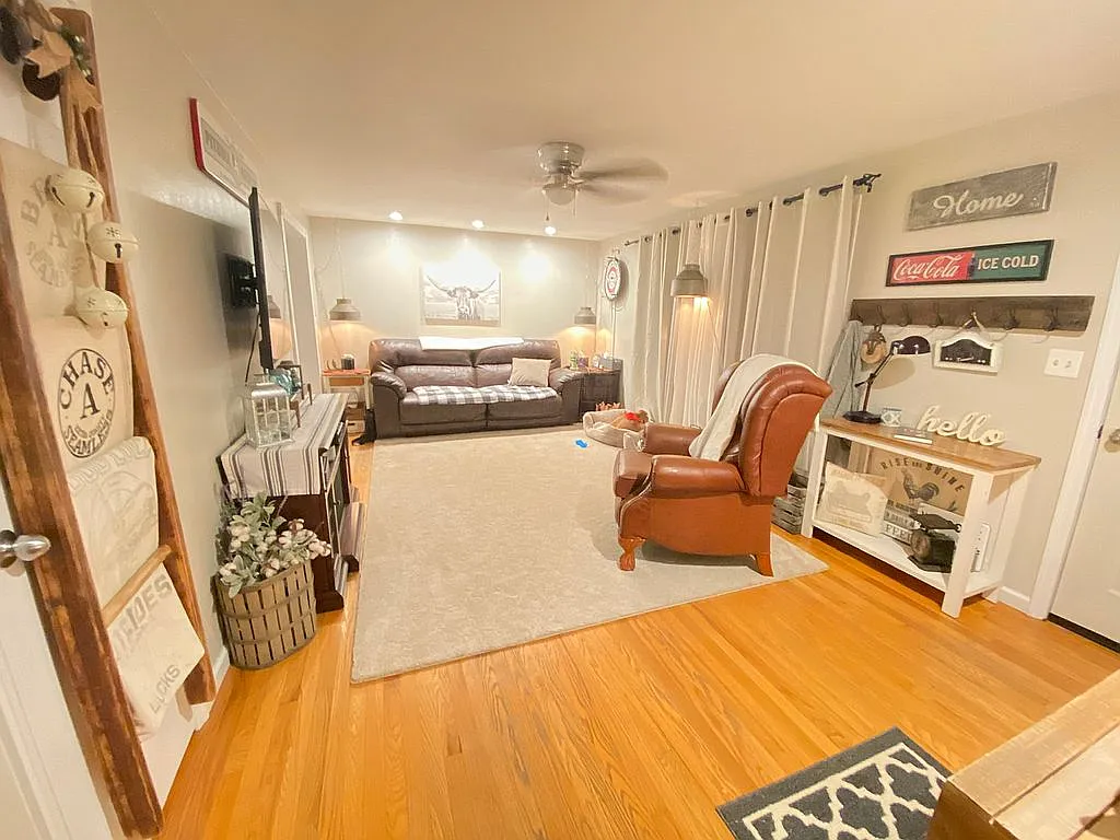4838 Gay St photo 1