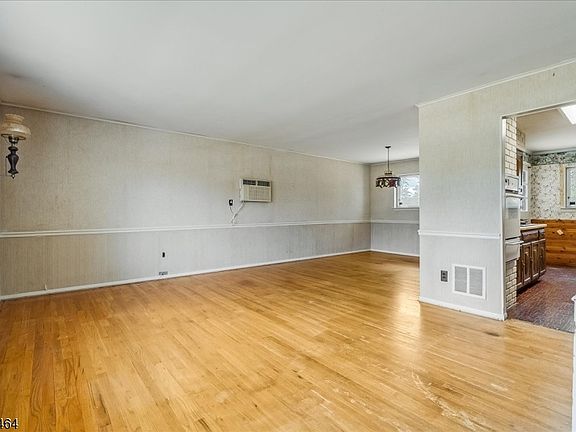 4th image of 125 Clover Hill Dr