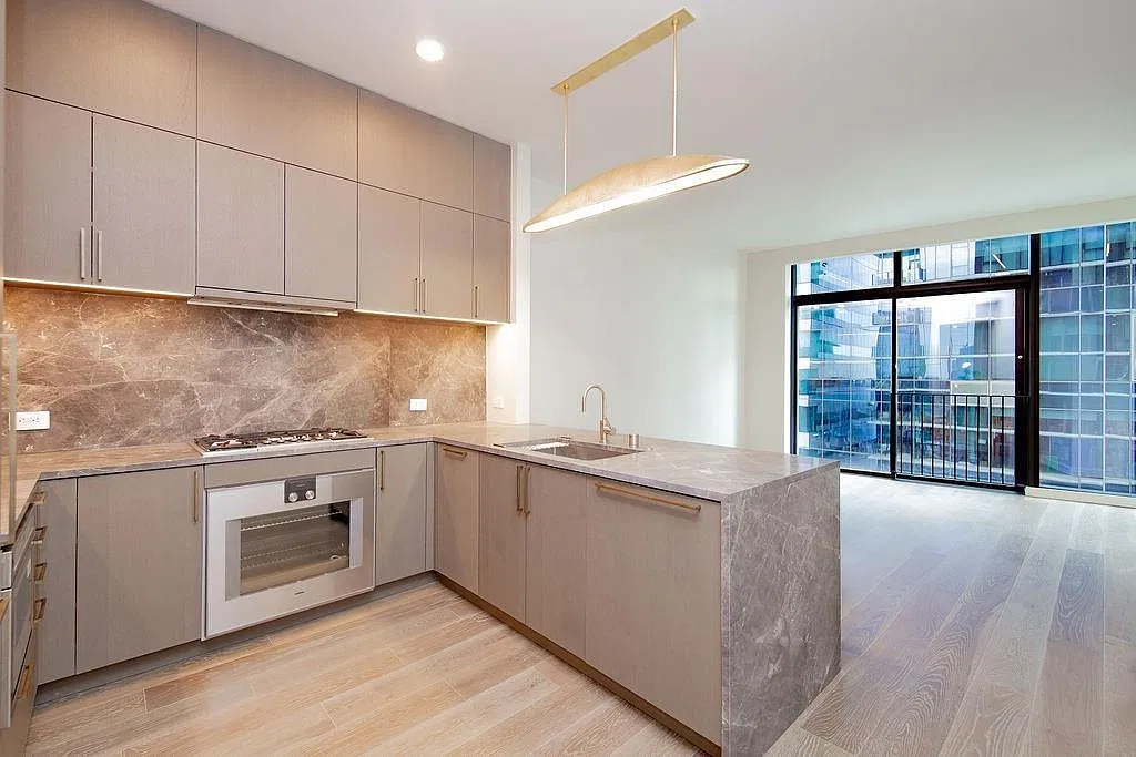 1 bed, 1.0 bath, 921 sqft, $6,500 — Photo 2