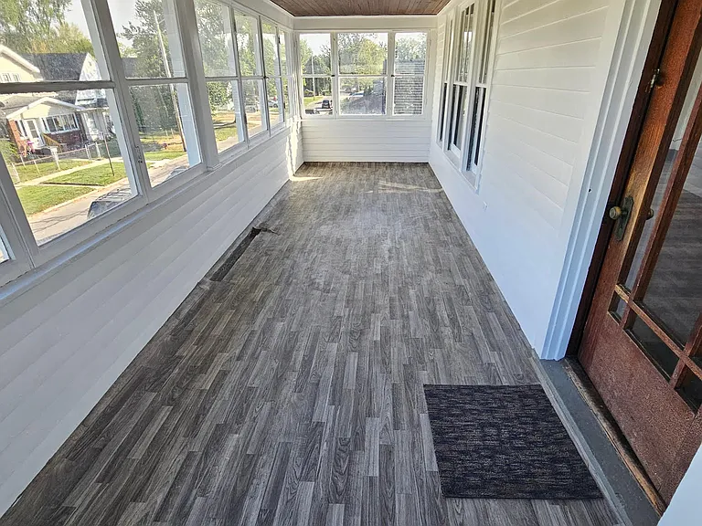 908 Forsythe St — Photo 3