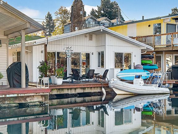 2nd image of 173 NE Bridgeton Rd Slip 13