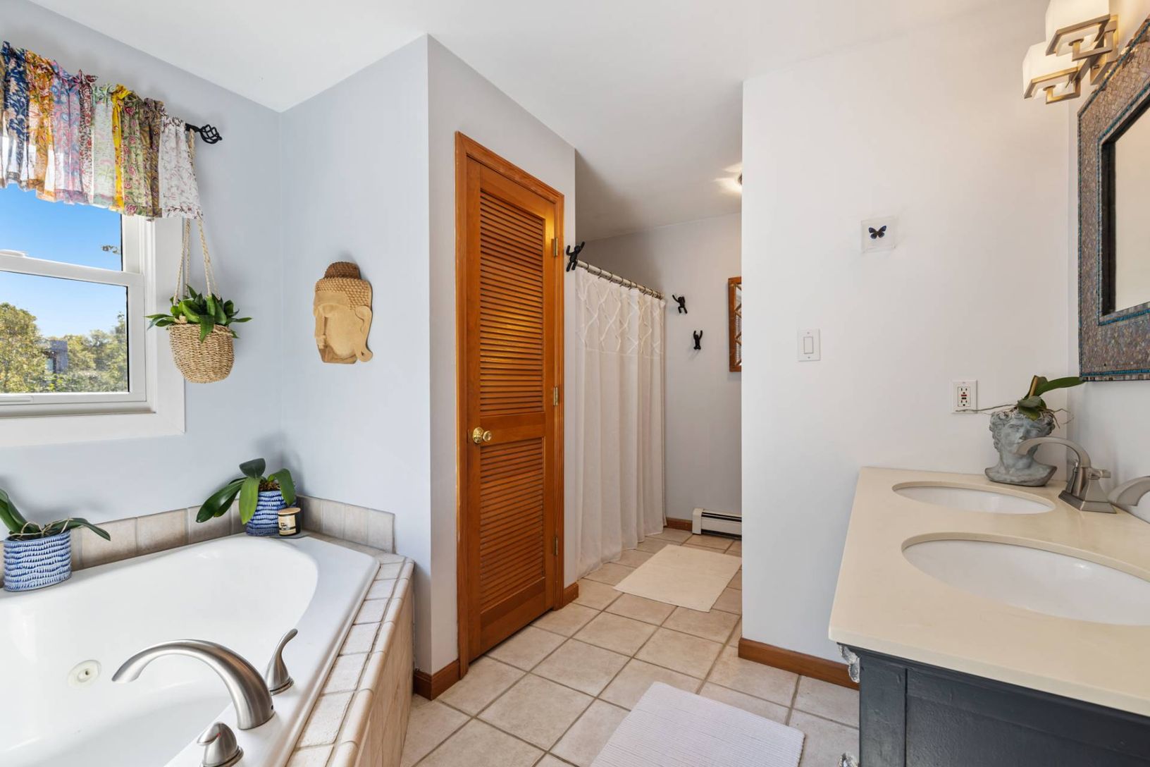  Large en suite bathroom