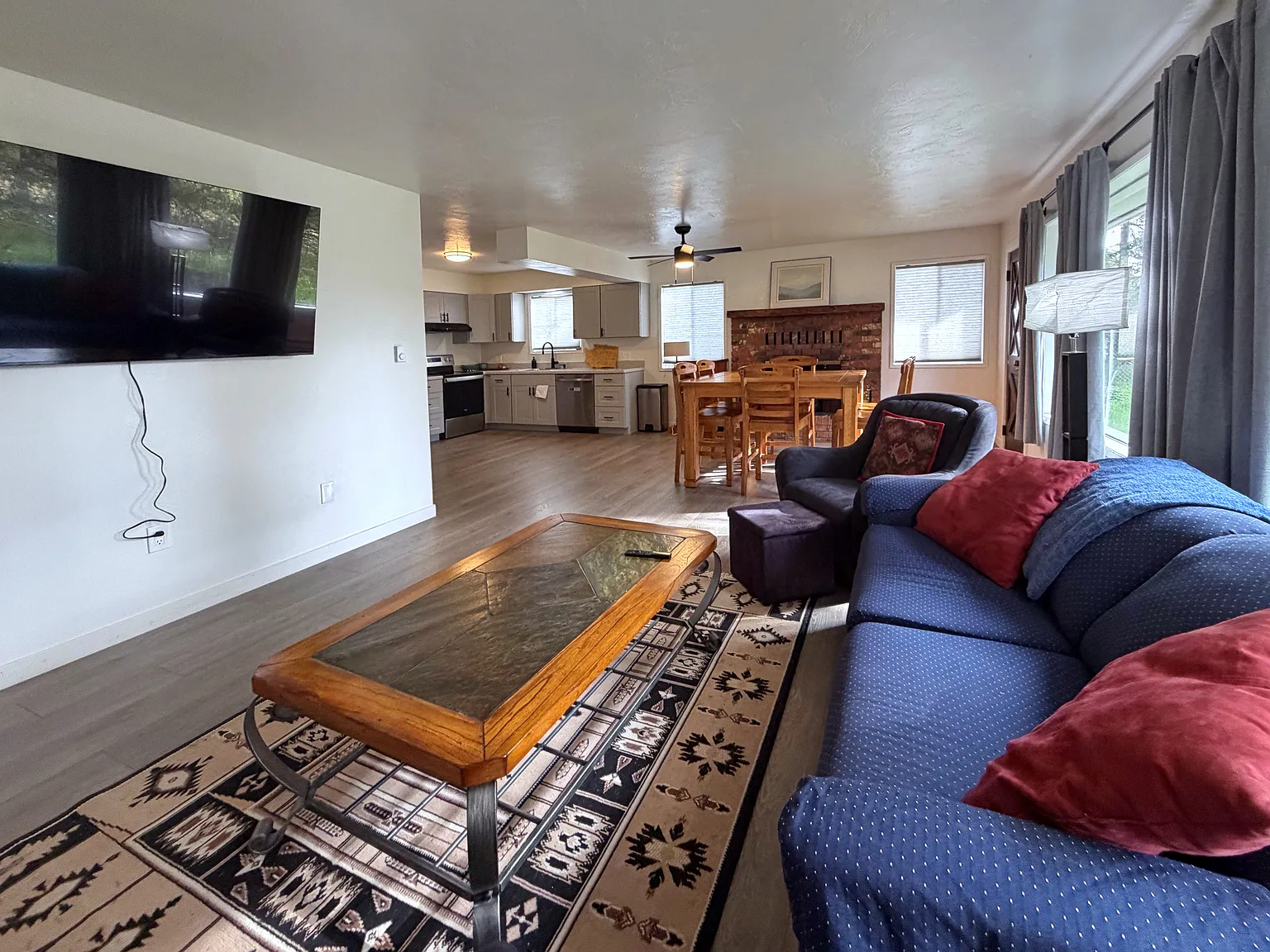 2 bed, 1400 sqft, $2,600 — Photo 3