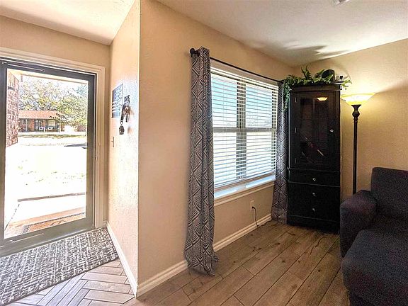 3rd image of 815 W D Ave