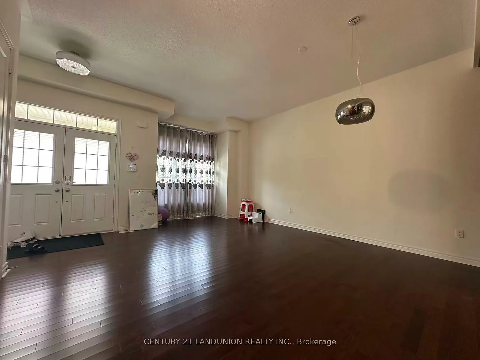 5 bed, $4,000 — Photo 2