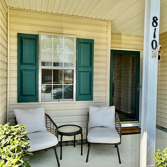 810 Holbrook Dr — Photo 2