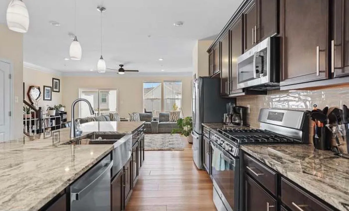 3 bed, 4.0 bath, 2880 sqft, $3,200 — Photo 2