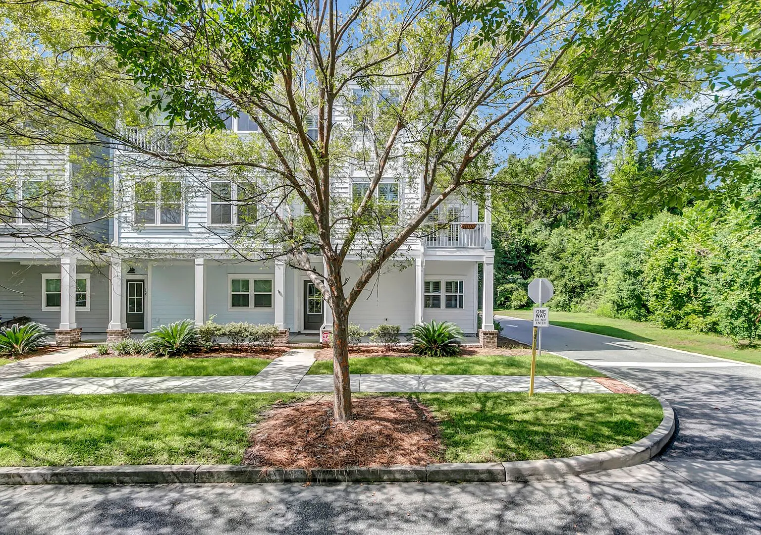4 bedroom, fully furnished townhouse in Daniels Orchard, Summerville — Photo 1