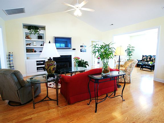 Great Rm w/Built-ins