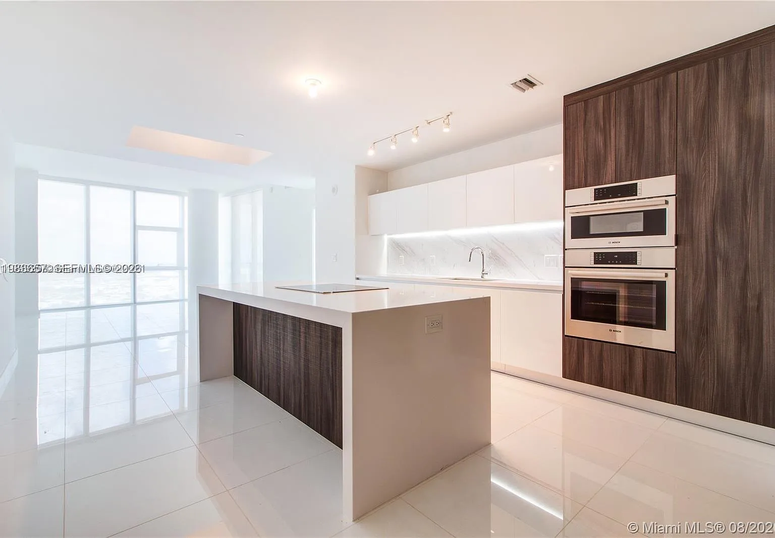 3 bed, 4.0 bath, 2204 sqft, $9,750 — Photo 4