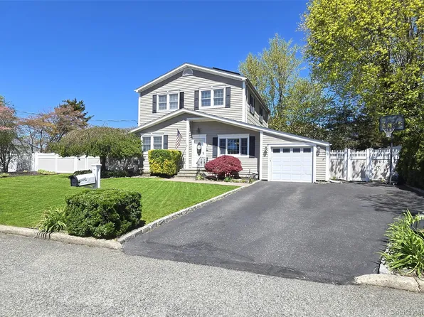 3 Martin Place, Farmingville, NY 11738