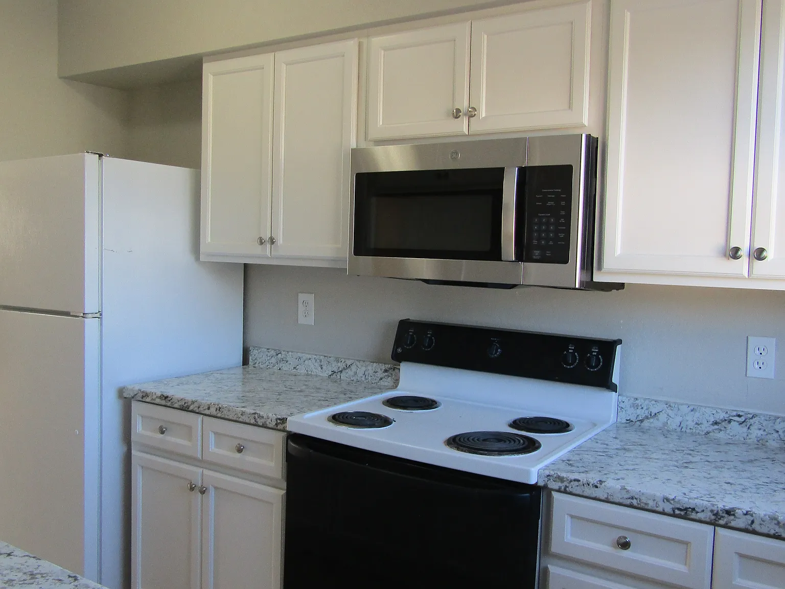 2 bed, 812 sqft, $1,049 — Photo 4