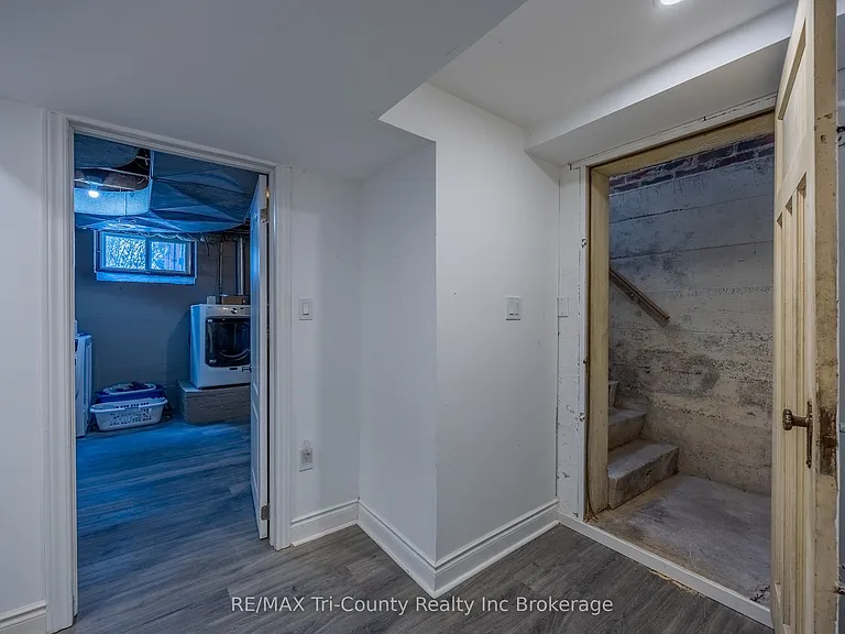 909 James St — Photo 13