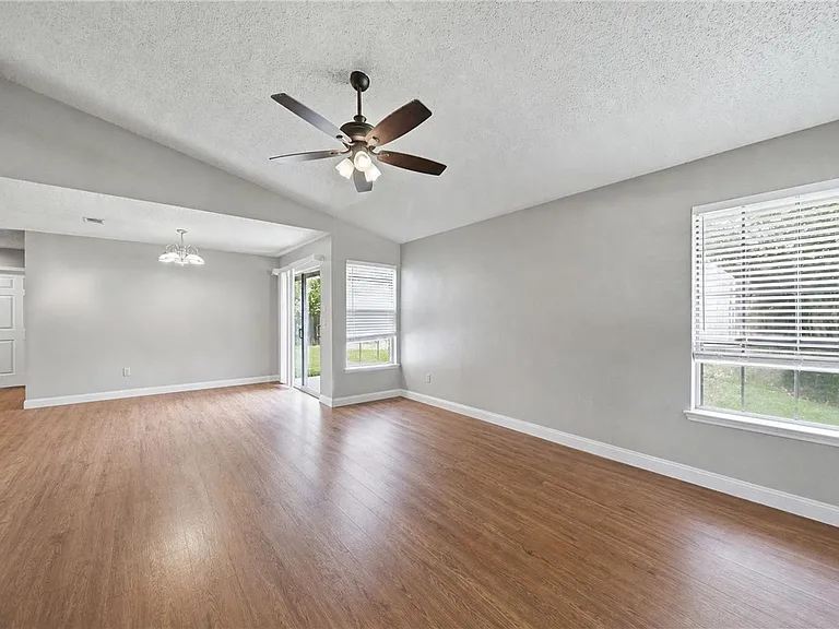 1107 Winecup Cir — Photo 2