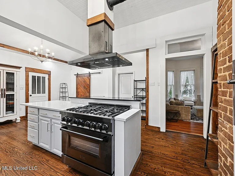 102 W Myrtle St — Photo 16