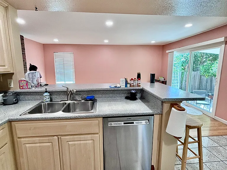 1084 Sunrise Dr — Photo 5