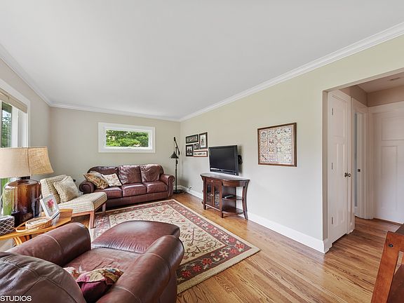 5th image of 651 E Clarendon Ave