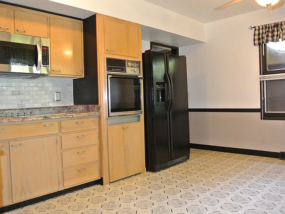 3rd image of 452 Fernwood Ave