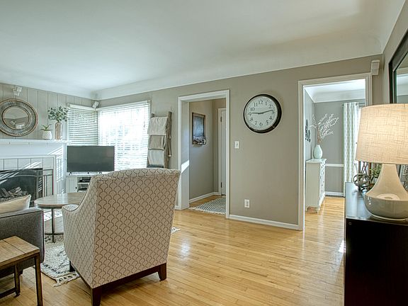 5th image of 2547 Almont Ave SE