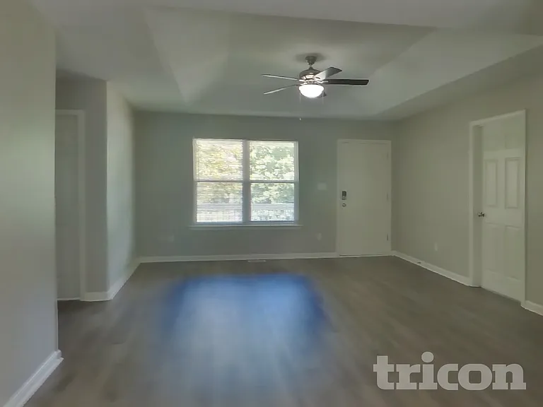 2425 Saluda Dr — Photo 3