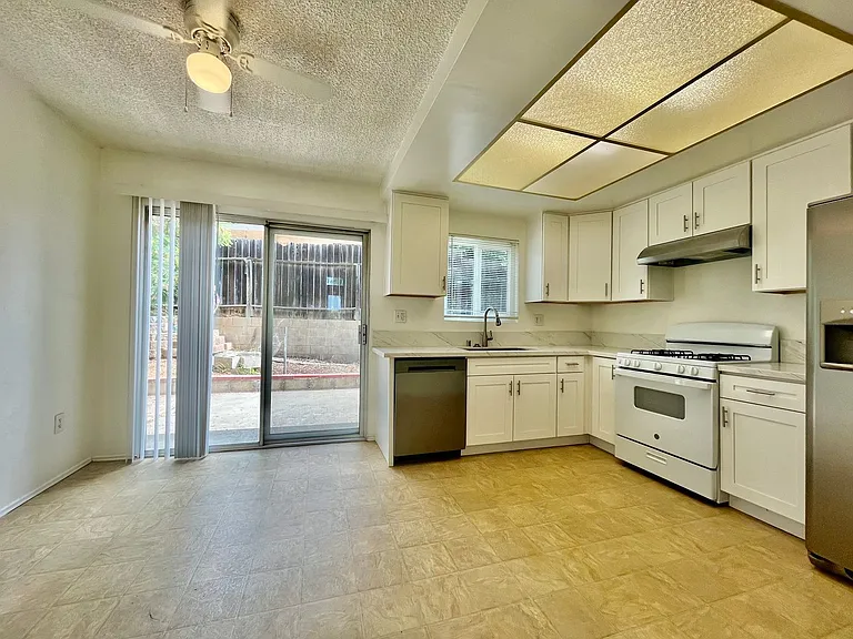 318-320 Hillside Ct — Photo 4