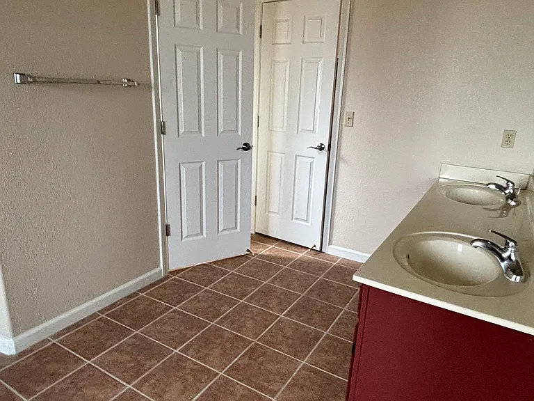 1017 Sun Meadow Dr — Photo 7