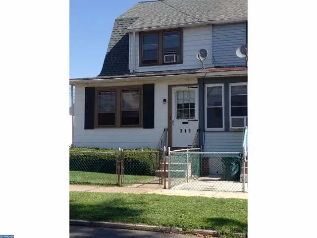 219 Monroe St photo 1