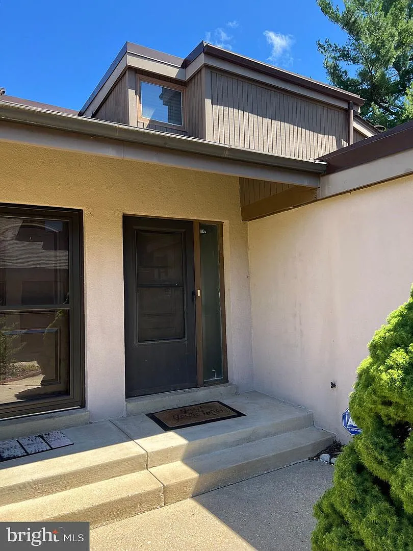 3 bed, 1274 sqft, $2,600 — Photo 1