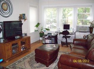 1200 W Newport Ave #3, Chicago, IL 60657
