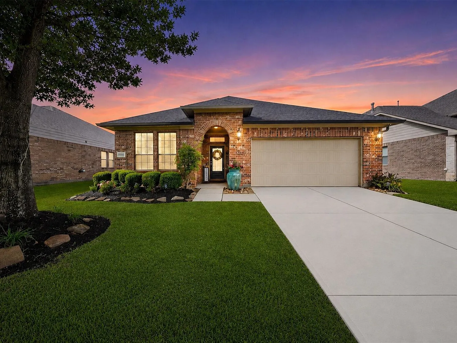 3 bed, 2.0 bath, 2078 sqft, $2,200 — Photo 2