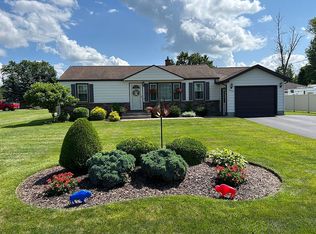 1566 Colonial Dr N, Lewiston, NY 14092